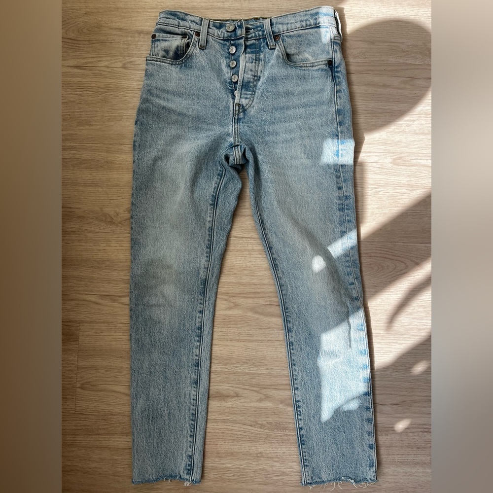 Light-wash Levi’s 501 skinny jeans with raw hem